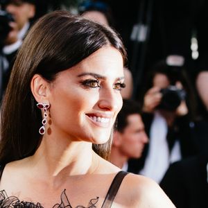Penélope Cruz desfilou pelo tapete vermelho de 'Everybody Knows (Todos Lo Saben)' com uma make básica que dá destaque aos cílios da atriz