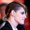 Jurada do 71º Festival de Cannes, Kristen Stewart prestigiou a exibição do filme 'Knife + Heart (Un Couteau Dans Le Couer)' e lançou a tendência do cabelo andrógino
