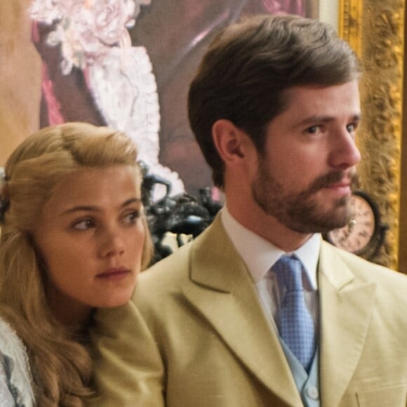 Camilo (Maurício Destri) e Jane (Pâmela Tomé) sequer vão desconfiar que ator se passou por padre para celebrar casamento deles na novela 'Orgulho e Paixão'