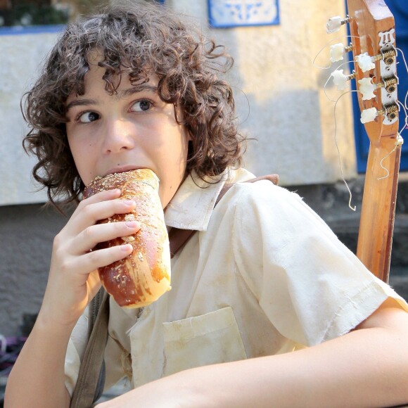 Ao chegar a São Paulo, João (Igor Jansen) rouba uma baguete de pão na padaria, no capítulo que vai ao ar nesta quarta-feira, dia 16 de maio de 2018, na novela 'As Aventuras de Poliana'