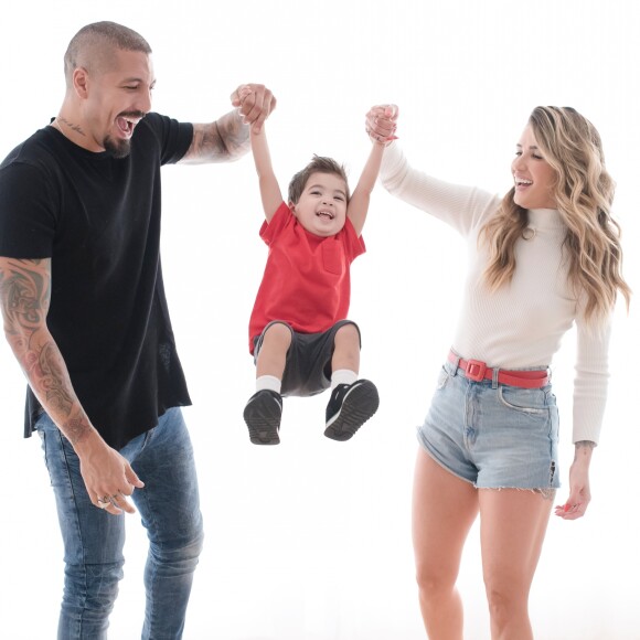 Fernando Medeiros e a família fizeram um ensaio com a fotógrafa Dani Badaró