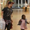 Títi correu do pai, Bruno Gagliasso, durante o passeio pelo shopping Village Mall, na zona oeste do Rio