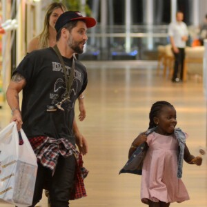 Títi correu do pai, Bruno Gagliasso, durante o passeio pelo shopping Village Mall, na zona oeste do Rio
