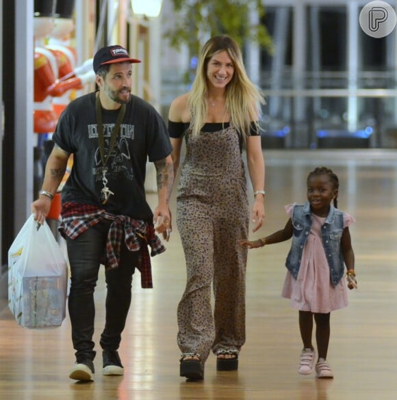 Bruno Gagliasso, Giovanna Ewbank e a filha, Títi, sorriram para o paparazzo no shopping