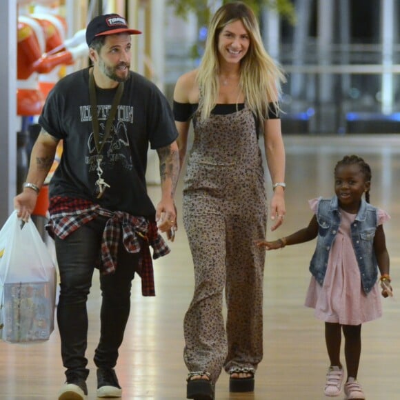 Bruno Gagliasso, Giovanna Ewbank e a filha, Títi, sorriram para o paparazzo no shopping