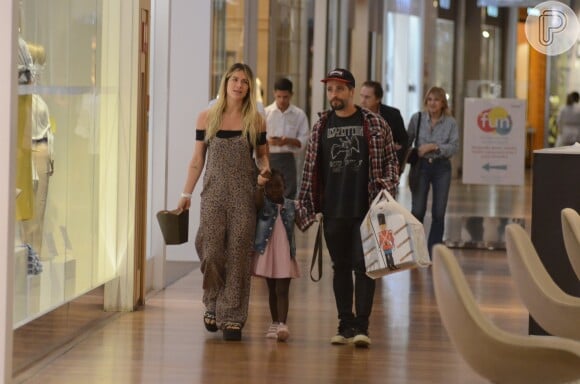 Bruno Gagliasso e Giovanna Ewbank passearam de mãos dadas com a filha, Títi, no shopping