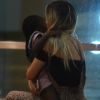 Giovanna Ewbank foi fotografada abraçando a filha, Títi, no shopping carioca