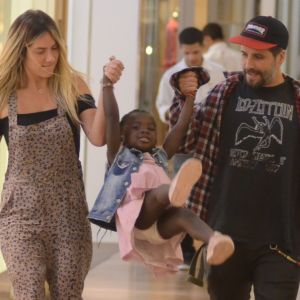 Bruno Gagliasso e Giovanna Ewbank passearam com a filha, Títi, no shopping Village Mall, na zona oeste do Rio, nesta quarta-feira, 16 de maio de 2018