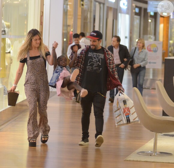 Bruno Gagliasso e Giovanna Ewbank passearam com a filha, Títi, no shopping Village Mall, na zona oeste do Rio, nesta quarta-feira, 16 de maio de 2018