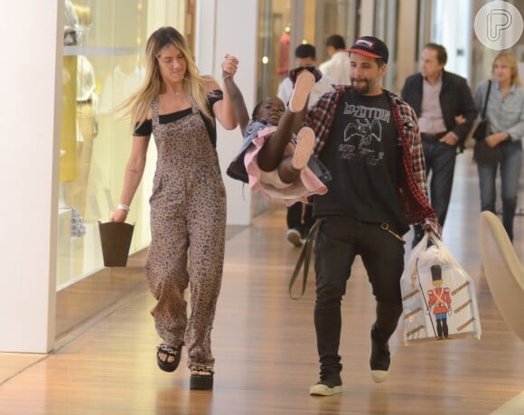 Bruno Gagliasso e Giovanna Ewbank balançaram a filha, Títi, durante passeio pelo shopping carioca