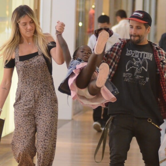 Bruno Gagliasso e Giovanna Ewbank balançaram a filha, Títi, durante passeio pelo shopping carioca