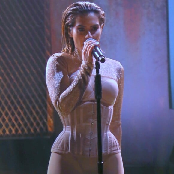 Cleo Pires apostou em look metalizado em primeiro pocket show: 'Aquela cinta metalizada não deu muito certo. Ficou muito quadrada e o cinto ficou subindo toda hora, então no final ficou um look que a gente não tinha planejado'