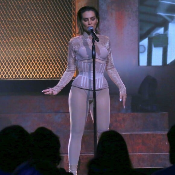 Cleo Pires explicou a ausência de Fabio Jr. em primeiro show: 'não pode ir porque ele estava dodóizinho mas ele me mandou um buquê de flores, rosas vermelhas gigantes, coisa mais linda. Sempre me deu força para cantar, de botar a voz para fora. Pai, eu te amo muito'
