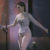 Cleo Pires escolheu um combo de lingerie, incluindo meia calça e corset nude para novo pocket show