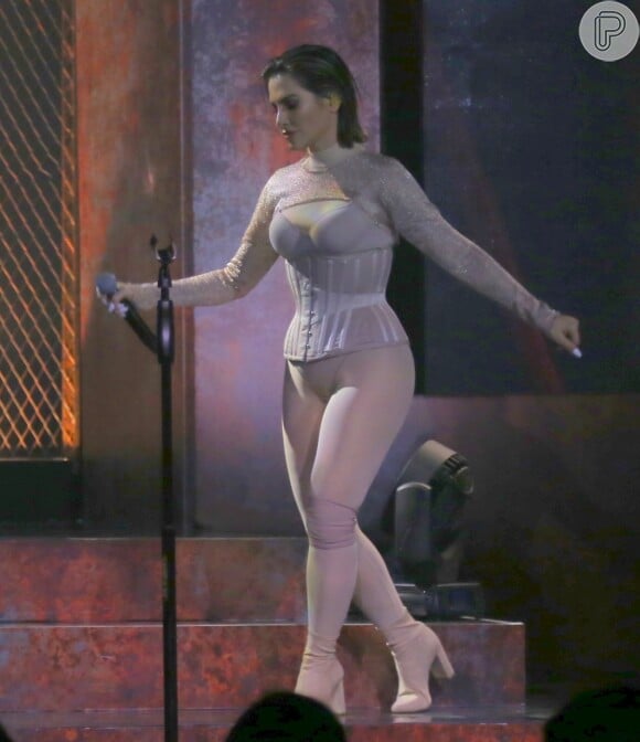 Cleo Pires escolheu um combo de lingerie, incluindo meia calça e corset nude para novo pocket show