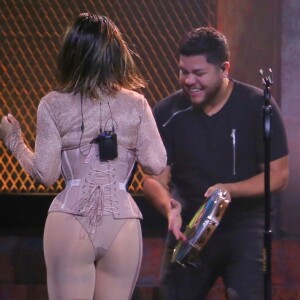 Cleo Pires usou espatilho para show