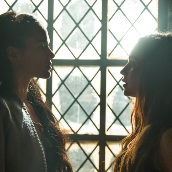 Amália (Marina Ruy Barbosa) confronta Catarina (Bruna Marquezine) ao encontrá-la no corredor do castelo nos próximos capítulos da novela 'Deus Salve o Rei': 'Eu sei que foi você quem chamou o inquisidor e plantou o livro de bruxaria na minha casa!'