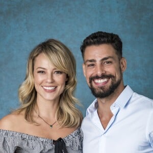 Paola Oliveira e Cauã Reymon atuaram juntos na novela 'Belíssima', de 2015, e celebraram o retorno da trama à grade global