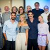 Elenco, diretores e autores reunidos para celebrar o retorno da novela 'Belíssima' à grade global