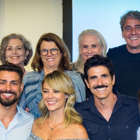 Elenco, diretores e autores reunidos para celebrar o retorno da novela 'Belíssima' à grade global