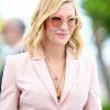 Apostando no rosa para complementar o look, os óculos da presidente do juri Cate Blanchett é da Andy Wolf Eyewear