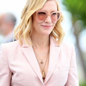 Apostando no rosa para complementar o look, os óculos da presidente do juri Cate Blanchett é da Andy Wolf Eyewear