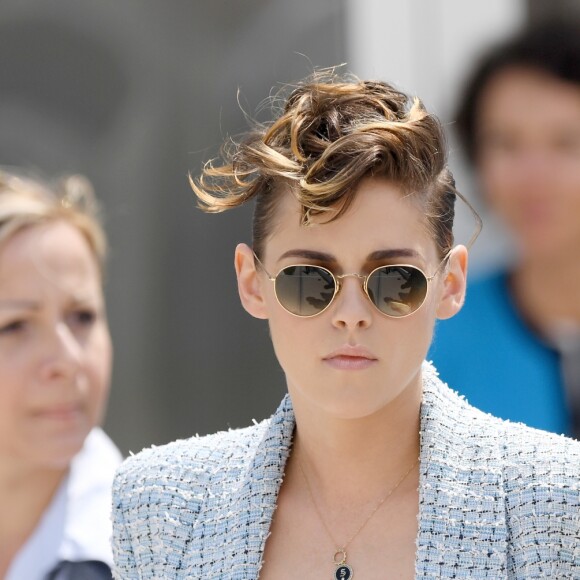 Os óculos escuros deixaram de ser apenas uma proteção e passaram a ser um acessório da moda, como o modelo usado por Kristen Stewart