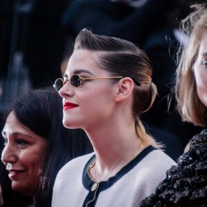 Os óculos de Kristen Stewart são da marca Roberi & Fraud e remetem aos anos 90