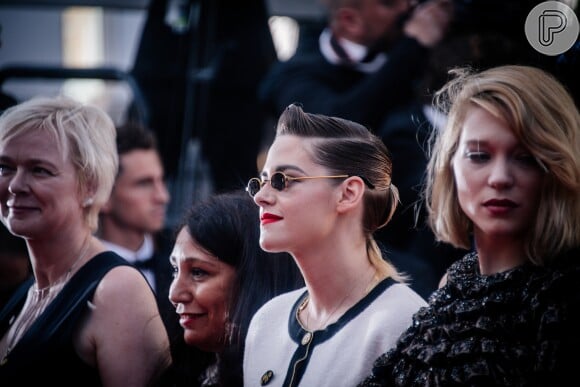 Os óculos de Kristen Stewart são da marca Roberi & Fraud e remetem aos anos 90