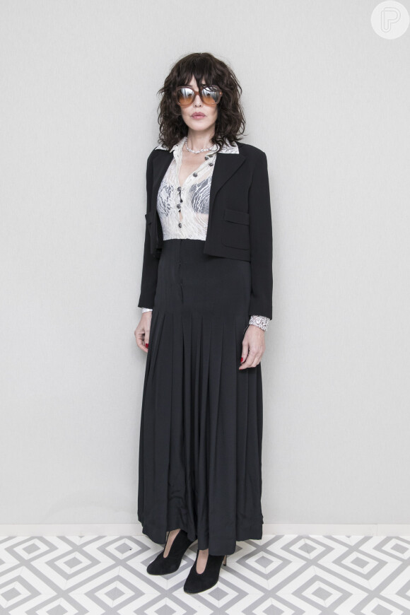 Isabelle Adjani apostou em um modelo redondo para complementar o look