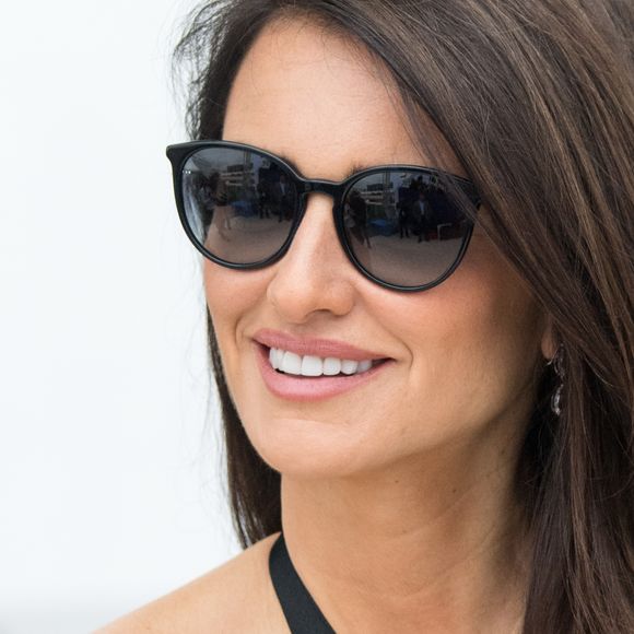 Em outro momento, Penélope Cruz apostou em uma armação básica preta