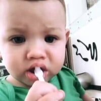 Gusttavo Lima filma filho Gabriel, de 10 meses, escovando os dentes: 'Figurinha'