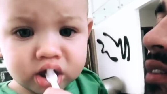 Gusttavo Lima filma o filho, Gabriel, de 10 meses, escovando dentes em vídeo nesta quinta-feira, dia 17 de maio de 2018