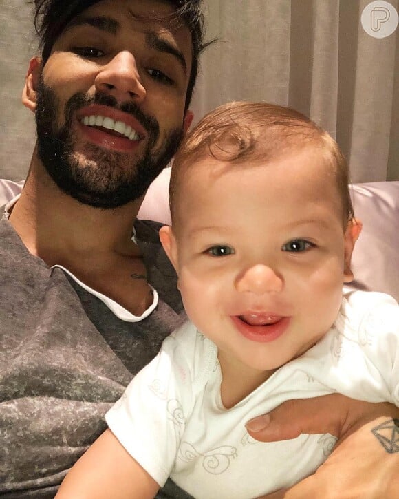Filho de Gusttavo Lima e Andressa Suita, Gabriel, aos 10 meses, encantou o pai ao escovar os dentes sozinho