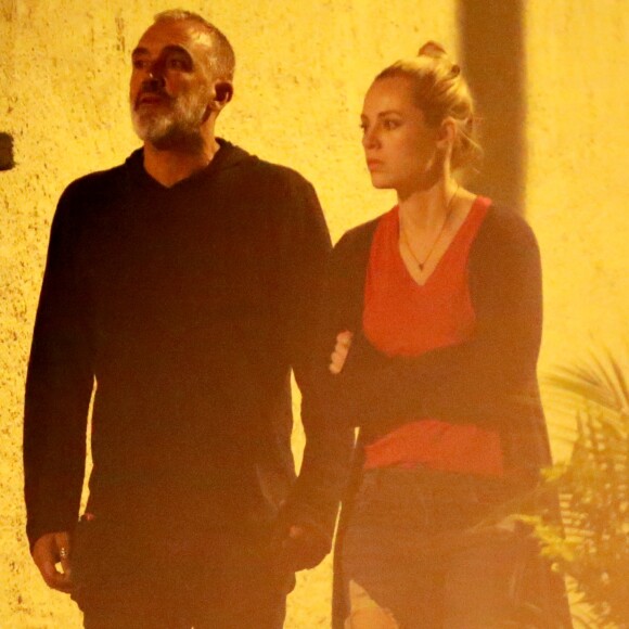 Paolla Oliveira e o namorado, Rogério Gomes, foram fotografados juntos no Baixo Gávea, zona sul do Rio