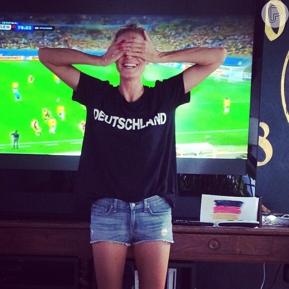 Heidi Klum comemora a vitória da Alemanha sobre o Brasil