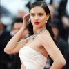 Famosas apostam em tendências de make para o Festival de Cannes 2018. Entre elas, pele iluminada e batom vermelho, como a produção de Adriana Lima, foram as mais usadas