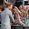 Príncipe Harry atraiu sorrisos de admiradores ao interagir por alguns minutos com locais na véspera de seu casamento