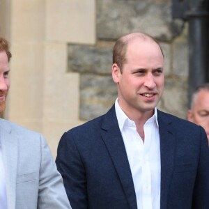 Príncipe Harry, com o irmão, William, deixou por alguns minutos o palácio de Windsor e interagiu com multidão