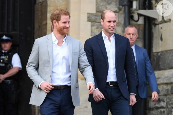 Príncipe Harry, com o irmão, William, deixou por alguns minutos o palácio de Windsor e interagiu com multidão