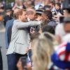 Príncipe Harry foi presenteado com um urso de pelúcia durante a conversa com a multidão em Windsor