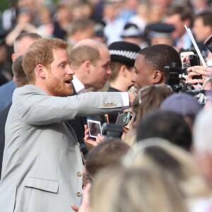 Príncipe Harry foi presenteado com um urso de pelúcia durante a conversa com a multidão em Windsor