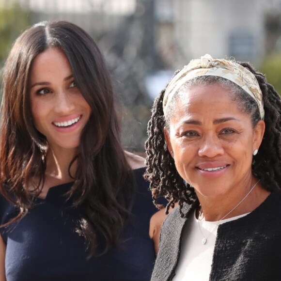 Meghan Marke, na companhia da mãe, Doria Regland, chega ao hotel Cliveden House, onde vai passar a noite antes do casamento