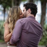 Érica (Flávia Alessandra) e Celso dão beijão no 1º encontro em 'Salve Jorge'