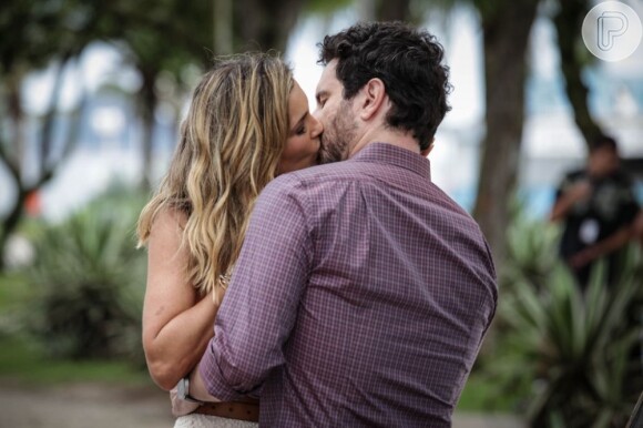 Érica (Flávia Alessandra) e Celso (Caco Ciocler) se reencontram e depois da conversa rola um beijão, em 'Salve Jorge', em 15 de fevereiro de 2013