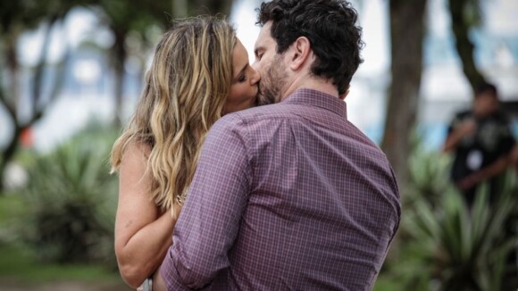 Érica (Flávia Alessandra) e Celso dão beijão no 1º encontro em 'Salve Jorge'