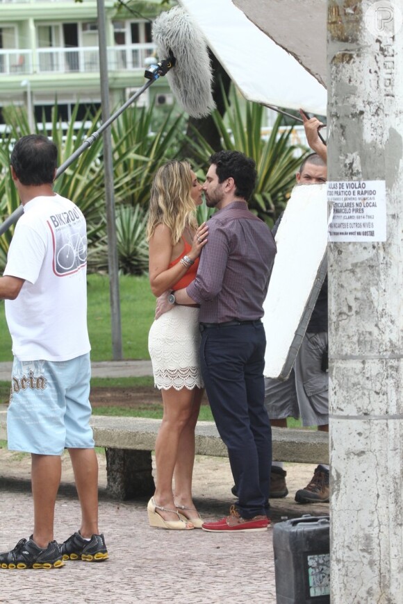Flávia Alessandra e Caco Ciocler são clicados em gravação da cena de beijo de Érica e Celso em 'Salve Jorge'