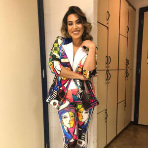 Naiara Azevedo usou look com estampa colorida no 'Encontro com Fátima Bernardes'