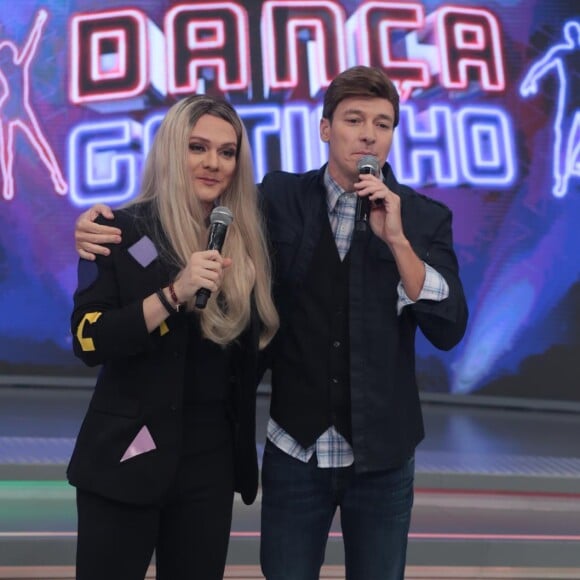 'E aí, turma? O homem do hit mais tocado no mundo inteiro, o fenômeno da música brasileira... Michel Teló!', brincou Rodrigo Faro em vídeo nos bastidores