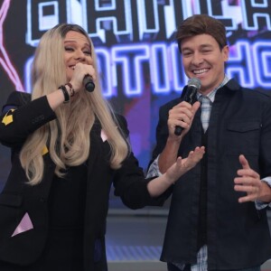 De peruca, Michel Teló cantou com Rodrigo Faro para o programa semanal do apresentador